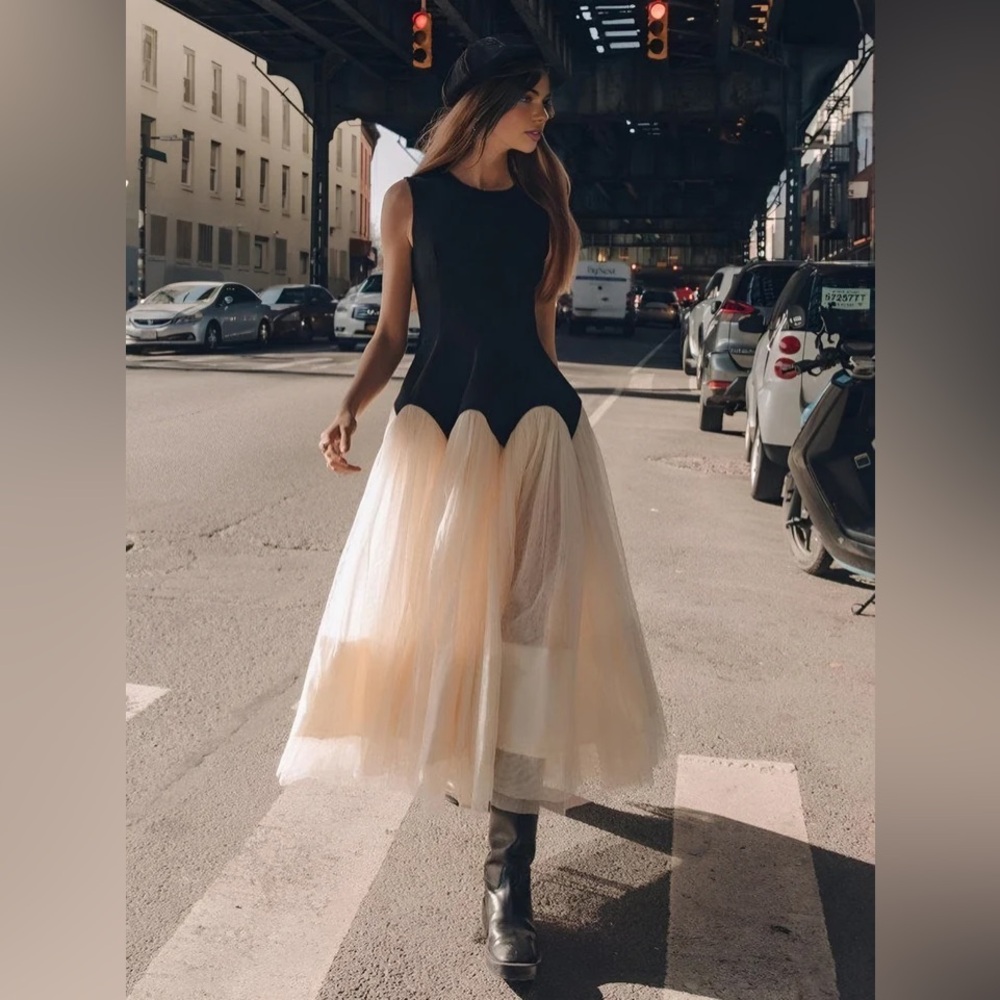 Commense Contrast Petal Waist Midi Dress - Picture 2 of 5